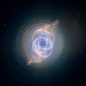 经过处理的猫眼星云图片，显示内核外围绕着多个同心圆环。